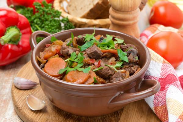 Тушкована свинина з овочами — 6 рецептів приготування на сковороді