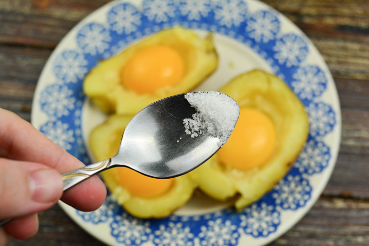 Яєчня в картоплі - цікавий рецепт із найпростіших продуктів