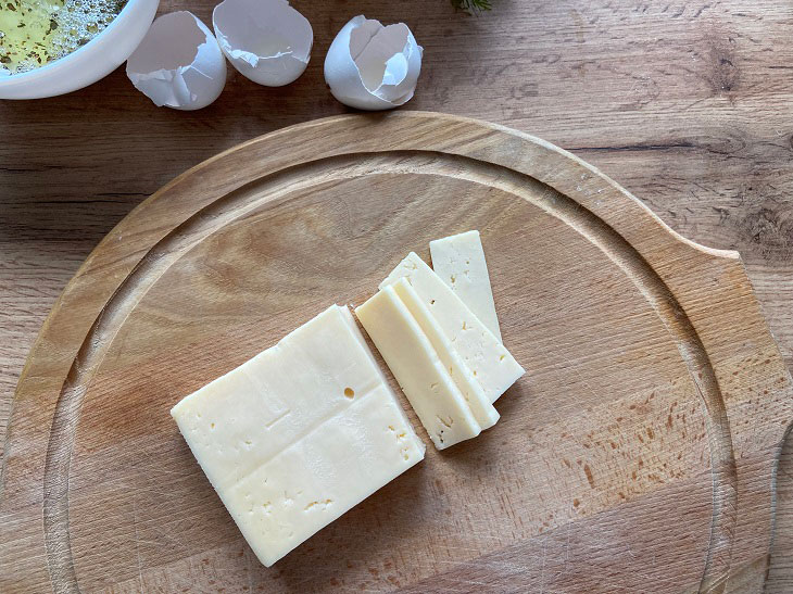 Двошаровий омлет із сиром - цікавий рецепт із доступних продуктів