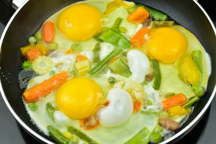 Яєчня з овочами на сковороді просто готується і дуже смачно.