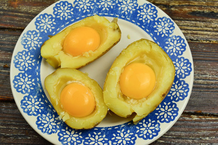 Яєчня в картоплі - цікавий рецепт із найпростіших продуктів