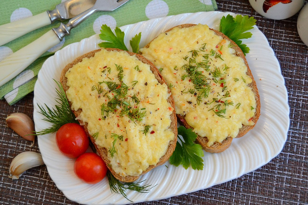 Часниково-сирні грінки – смачна закуска на швидку руку
