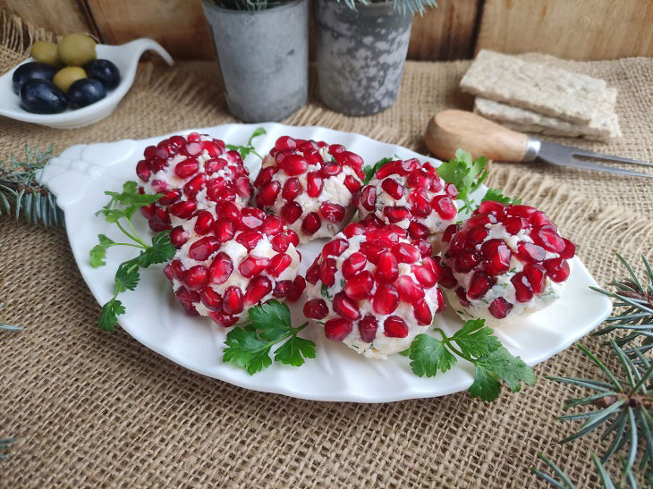 Сирні кульки у гранаті – яскрава закуска на святковий стіл