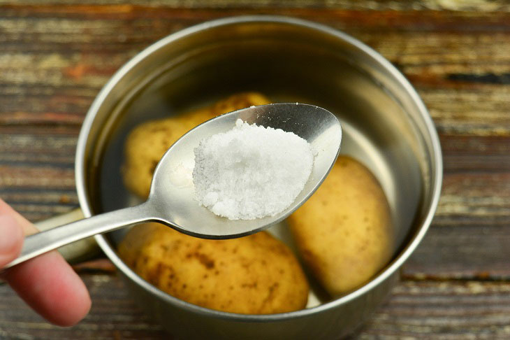 Яєчня в картоплі - цікавий рецепт із найпростіших продуктів