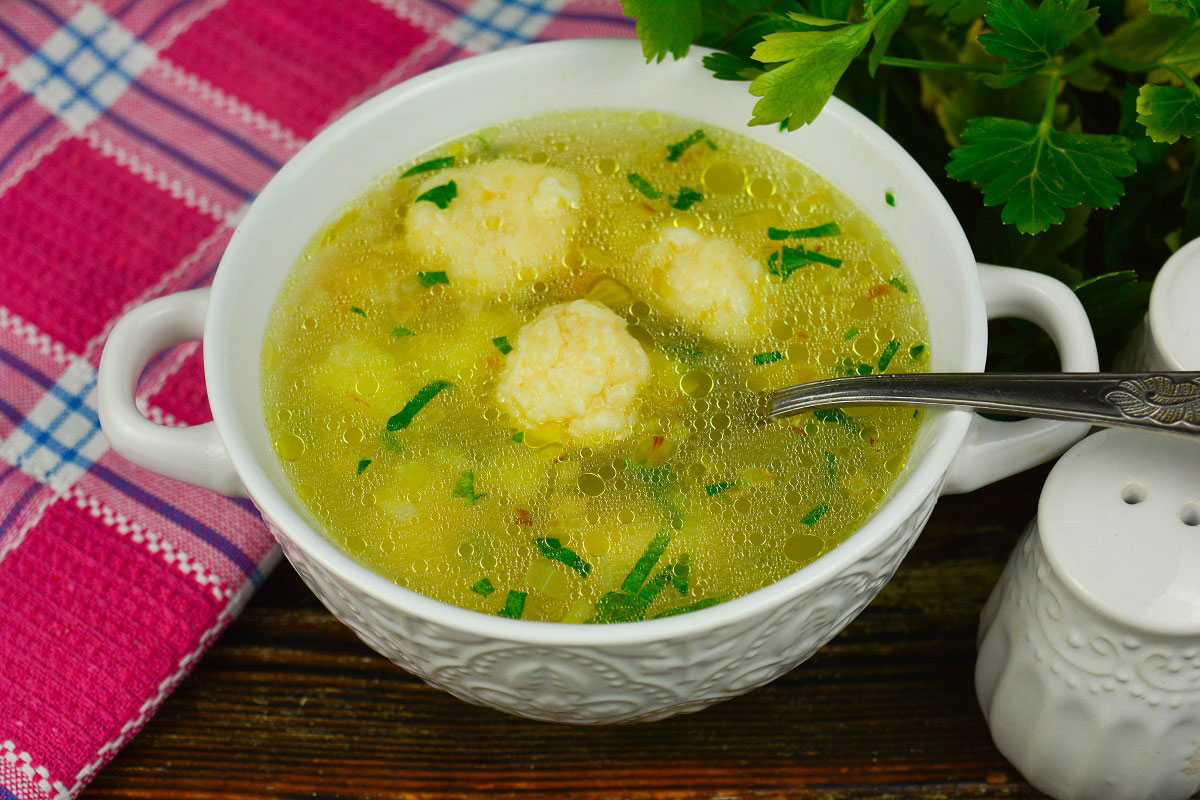 Курячий суп з сирними кульками - апетитний та ситний