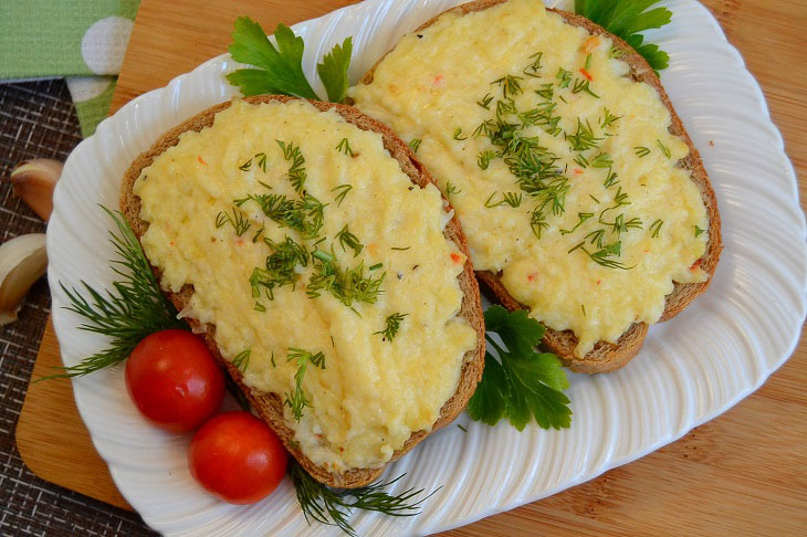 Часниково-сирні грінки – смачна закуска на швидку руку