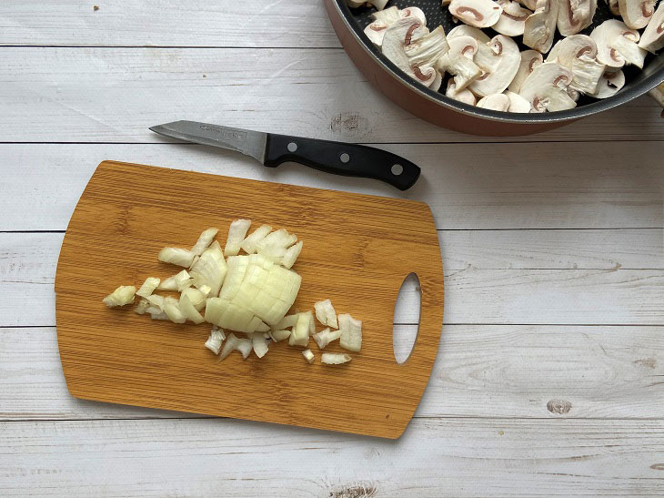 Картопля з грибами в сметані - смачна страва із найпростіших продуктів