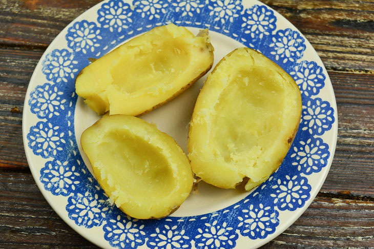 Яєчня в картоплі - цікавий рецепт із найпростіших продуктів