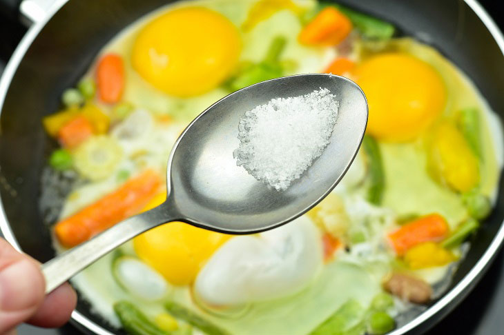 Яєчня з овочами на сковороді просто готується і дуже смачно.