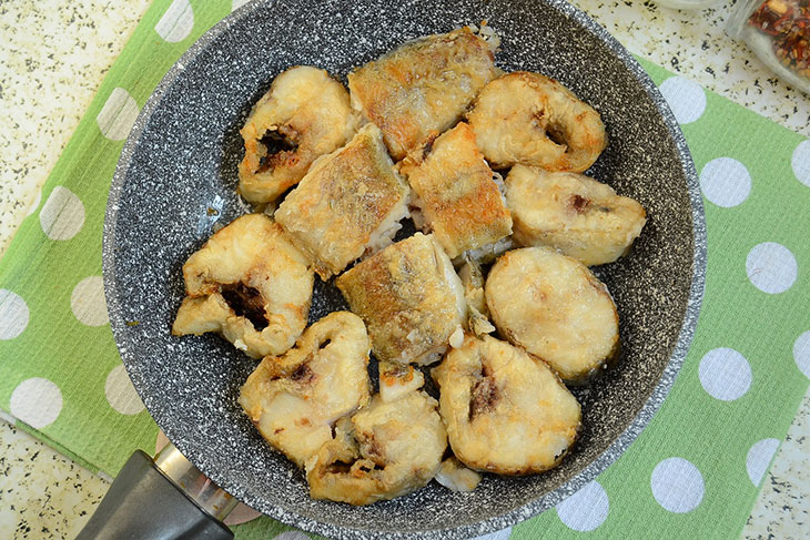 Мінтай у сметані з маринованими огірками - соковита та ароматна страва
