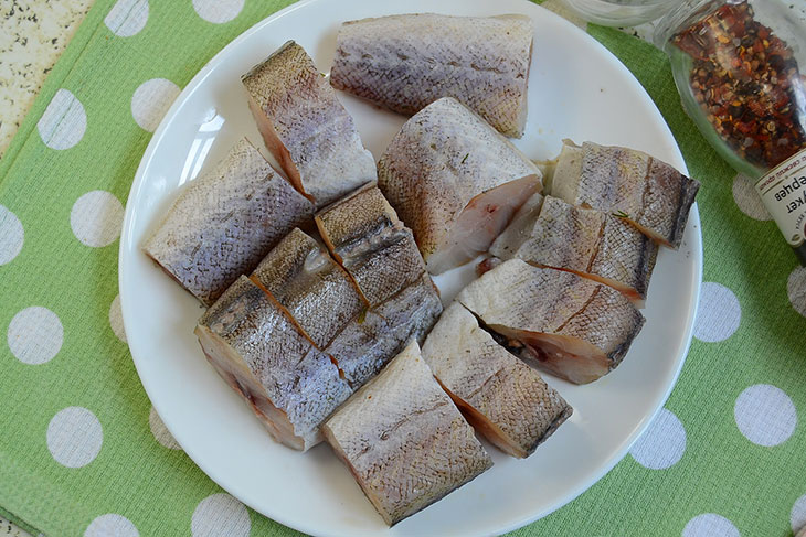Мінтай у сметані з маринованими огірками - соковита та ароматна страва