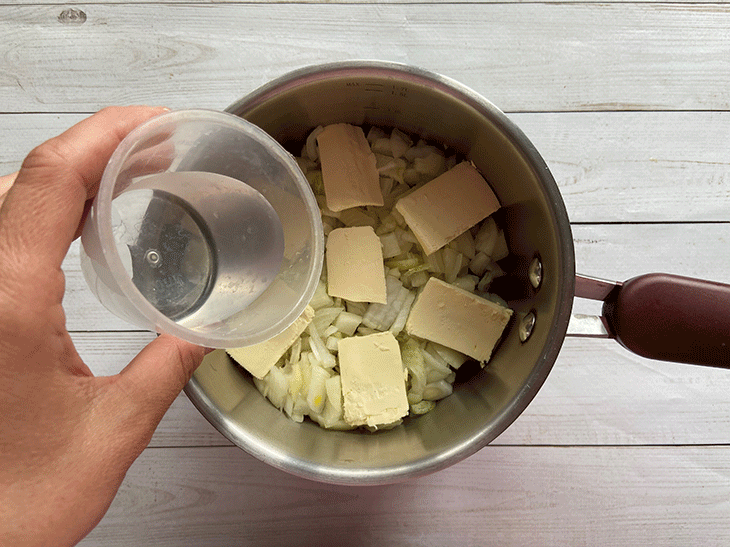 Яловичина в цибульному соусі - особливий аромат та смак