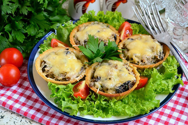 Тарталетки з куркою, грибами та сиром - чудове частування до будь-якого столу.