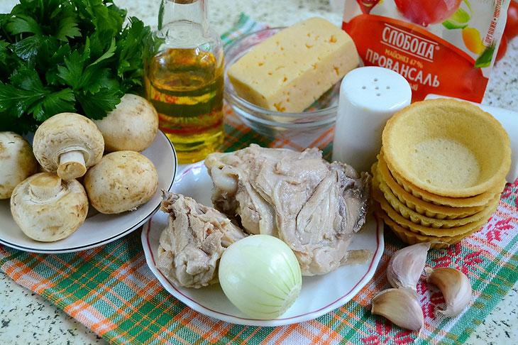 Тарталетки з куркою, грибами та сиром - чудове частування до будь-якого столу.