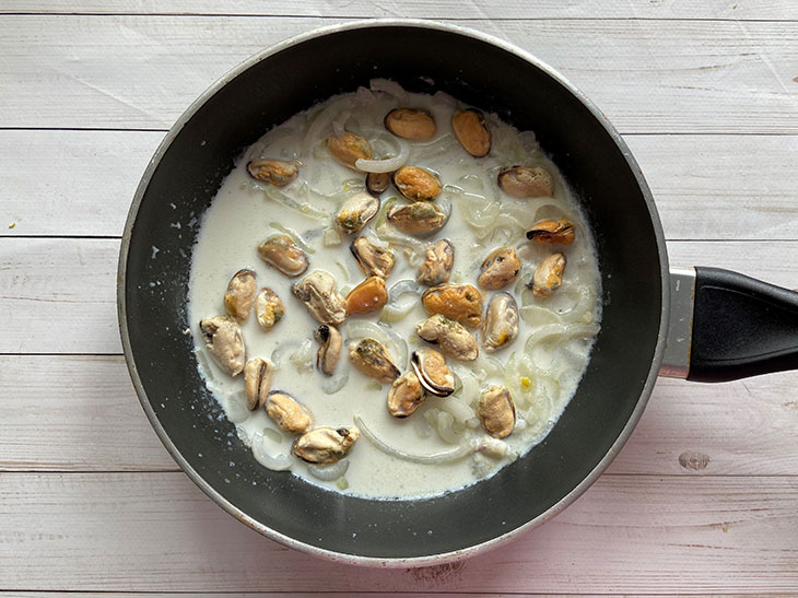 Паста з мідіями у вершковому соусі - смачна та апетитна страва