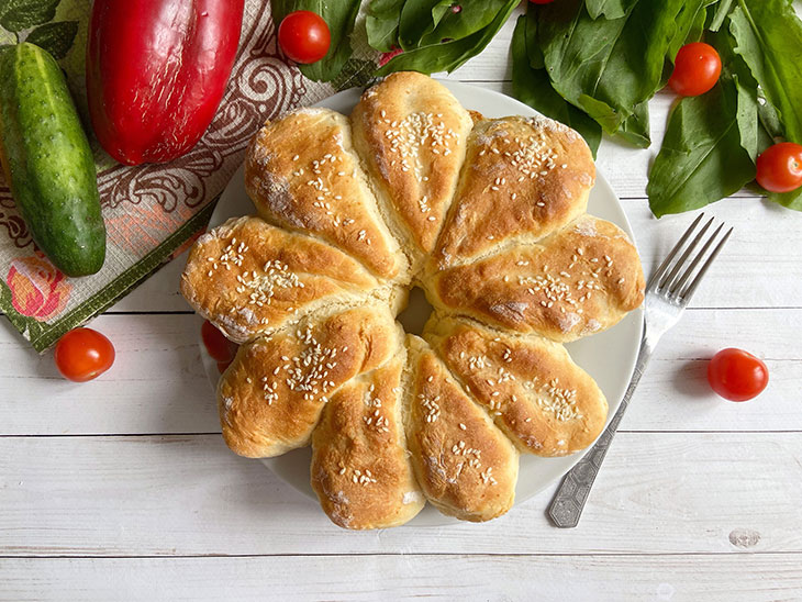 Відривний пиріг з сосисками - дуже смачний та апетитний