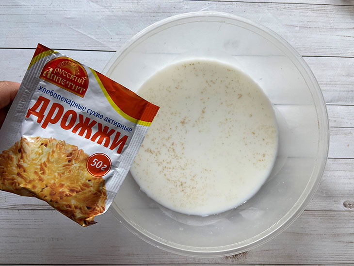 Відривний пиріг з сосисками - дуже смачний та апетитний