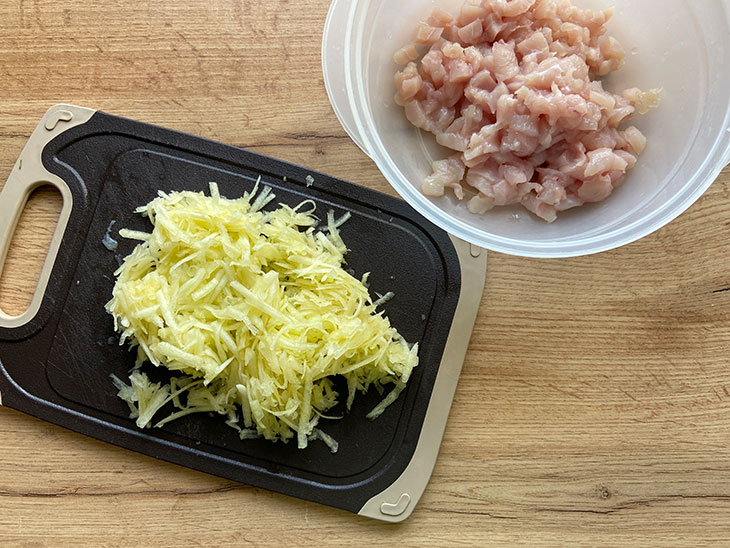 Рубані курячі котлети з кабачком та сиром - з найпростіших продуктів