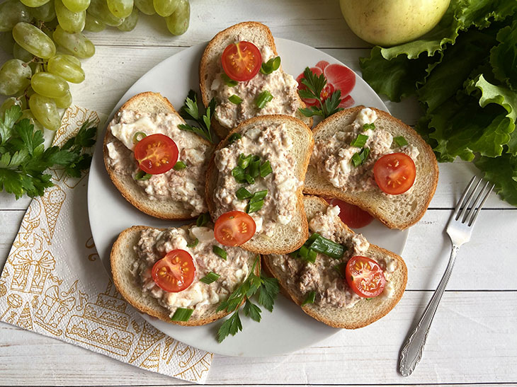 Брускетта з тунцем - апетитна та оригінальна закуска.