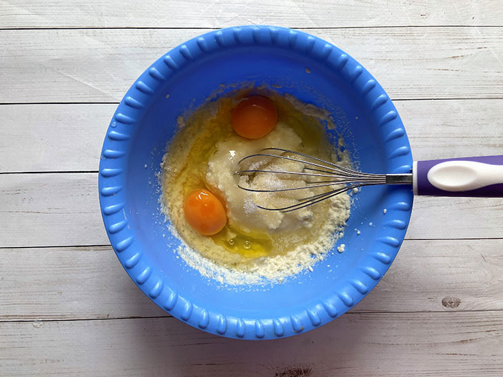 Манник на молоці з родзинками - найсмачніша випічка з простих продуктів