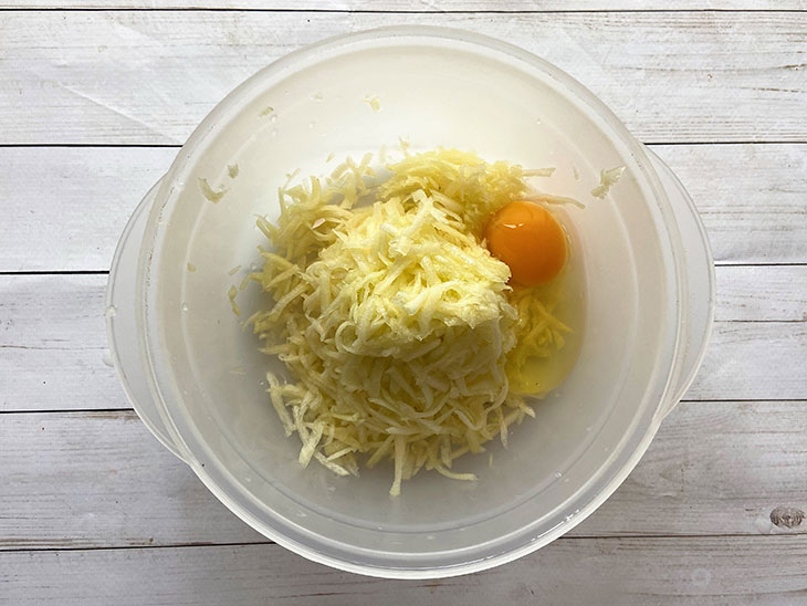 Кабачкові оладки з сиром на сковороді - ніжні, ситні та ароматні
