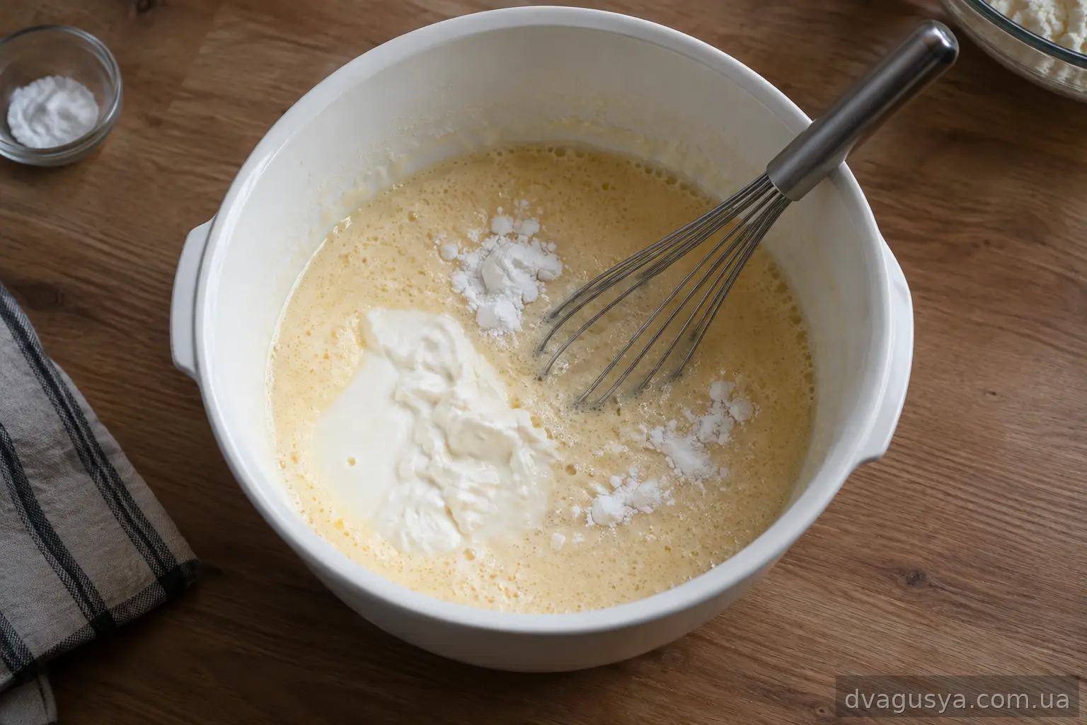 Яйця з цукром, сметаною та содою у чаші мультиварки