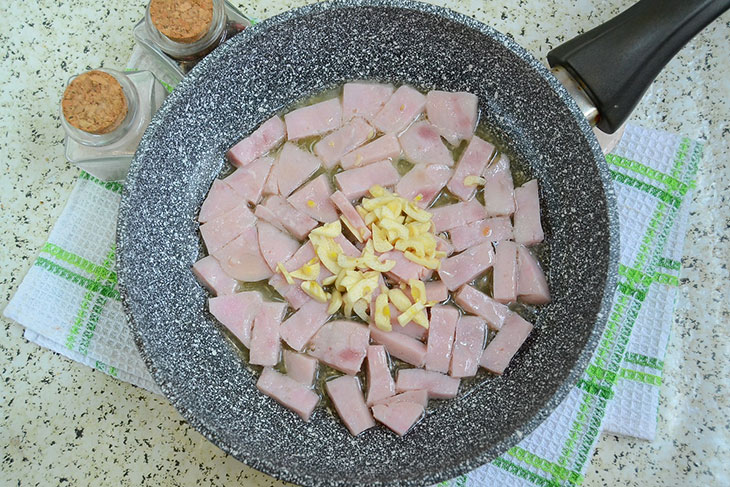 Карбонара з шинкою - перевірений часом рецепт