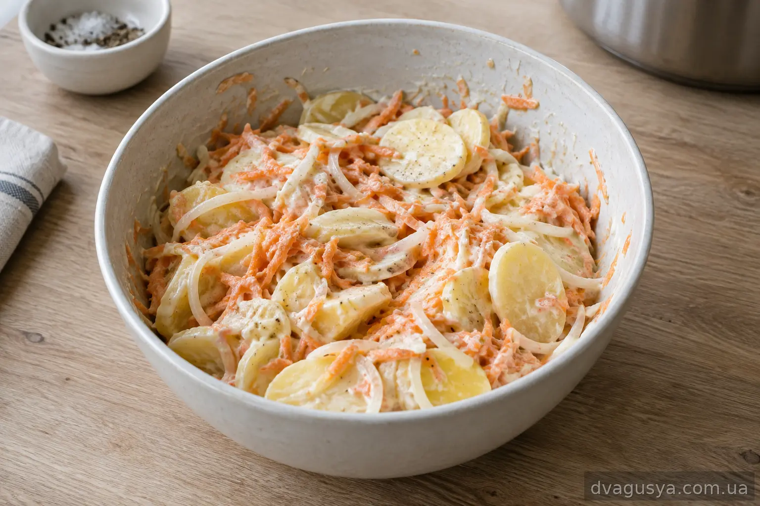 Картопля, цибуля та морква з вершками у мисці