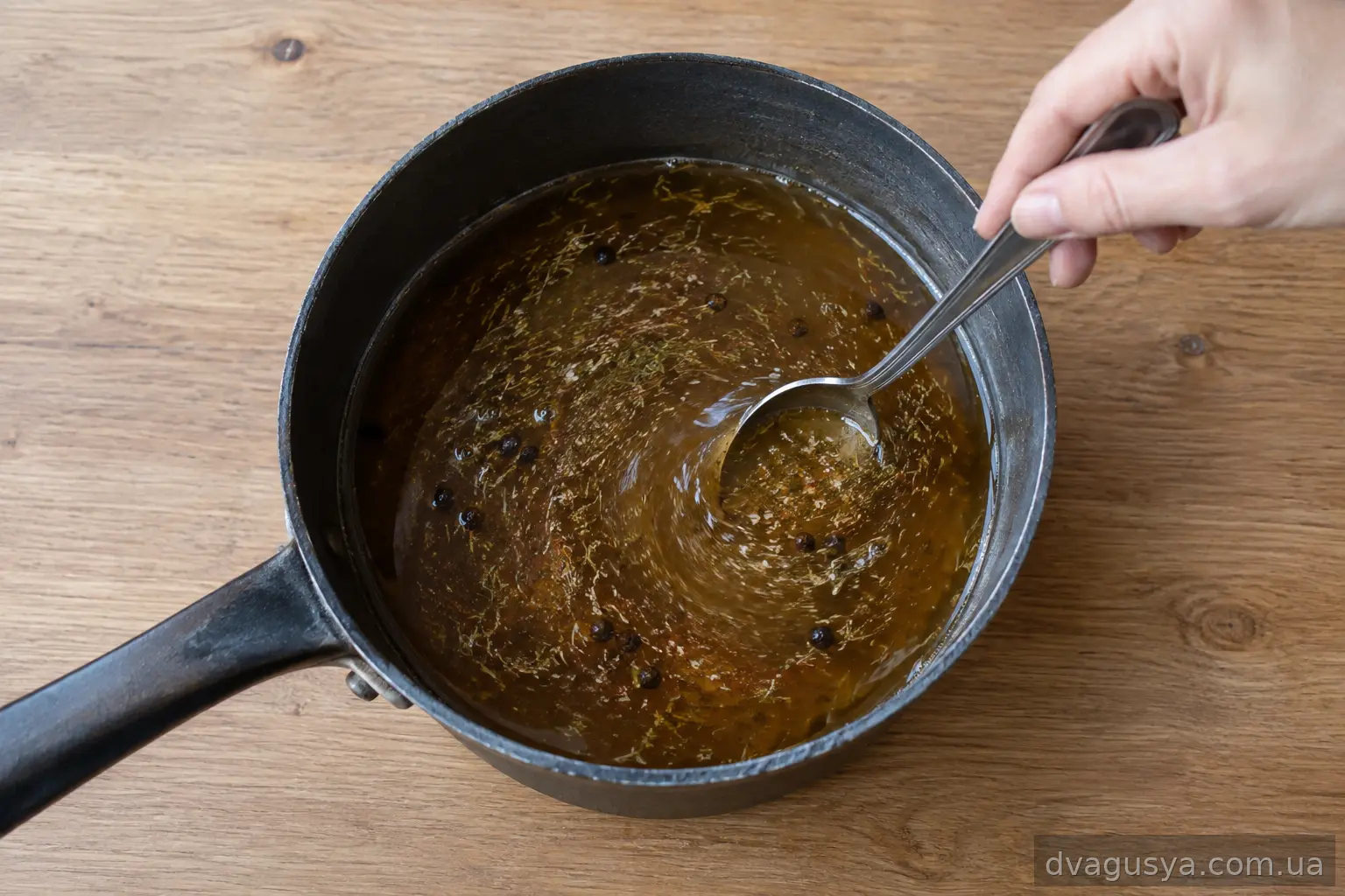 Проціджений розсіл із доданими сіллю, цукром, перцем, кропом і оцтом