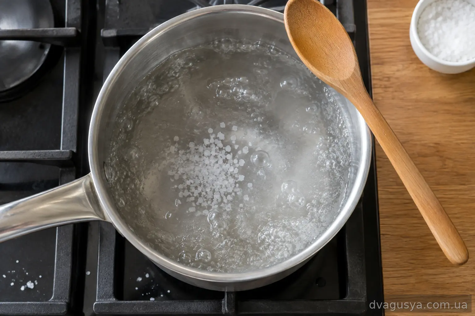 Каструля з розсолом, що кипить, на плиті