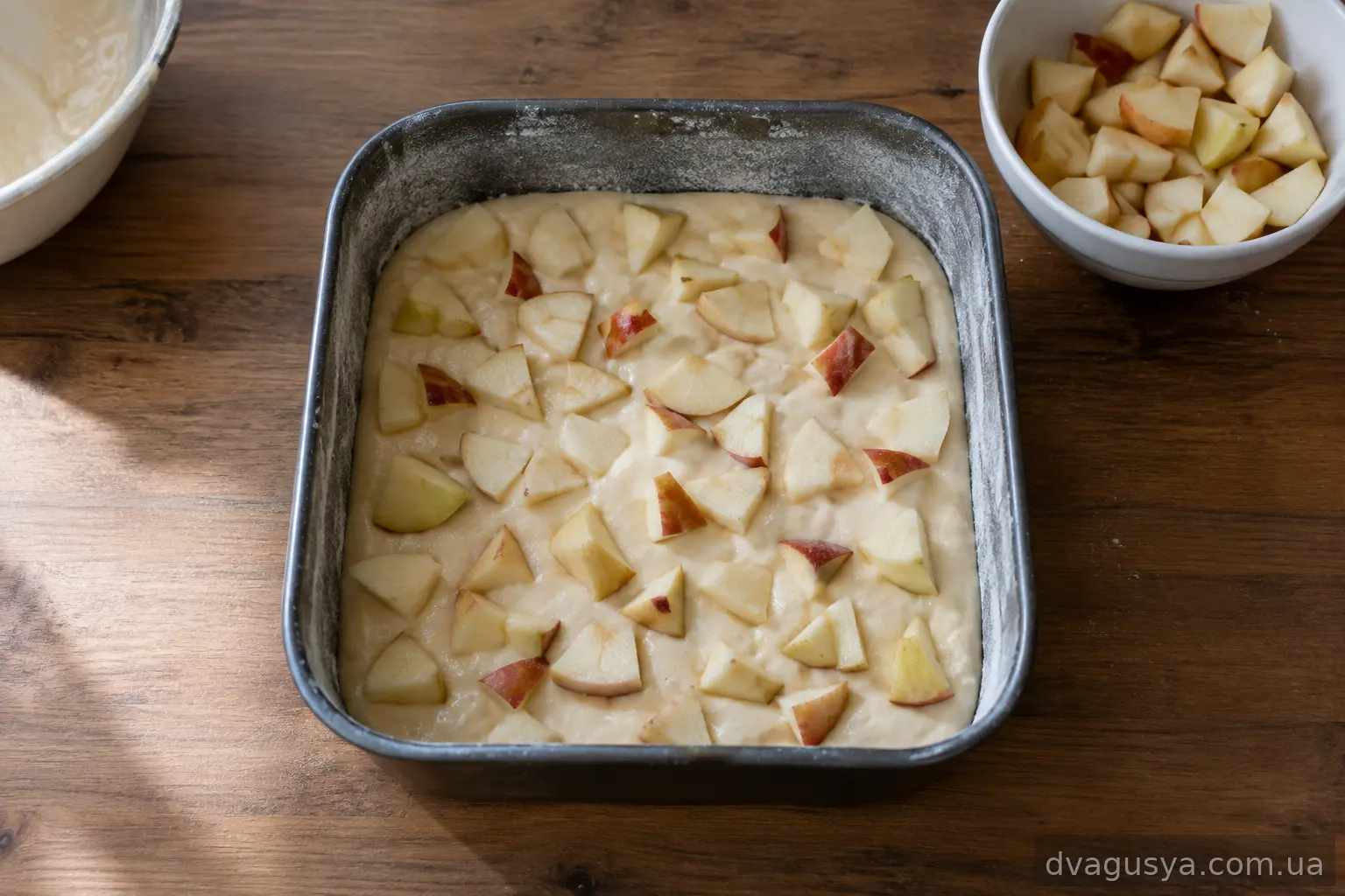 Шматочки яблук на шарі тіста у формі