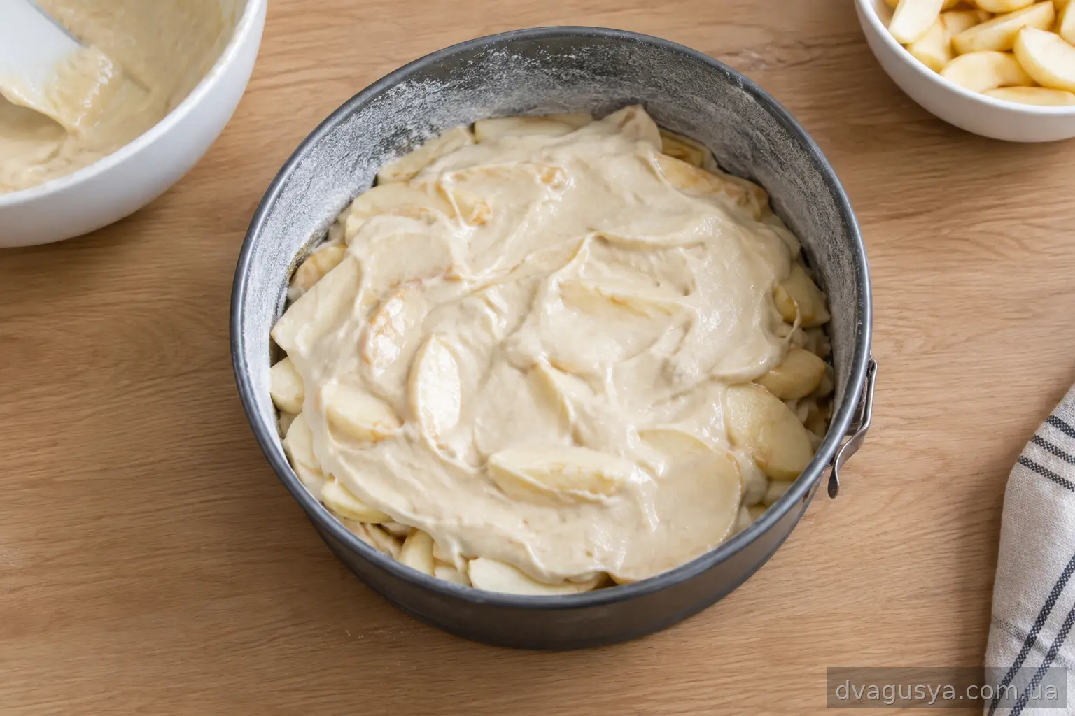 Шарлотка, складена шарами у формі