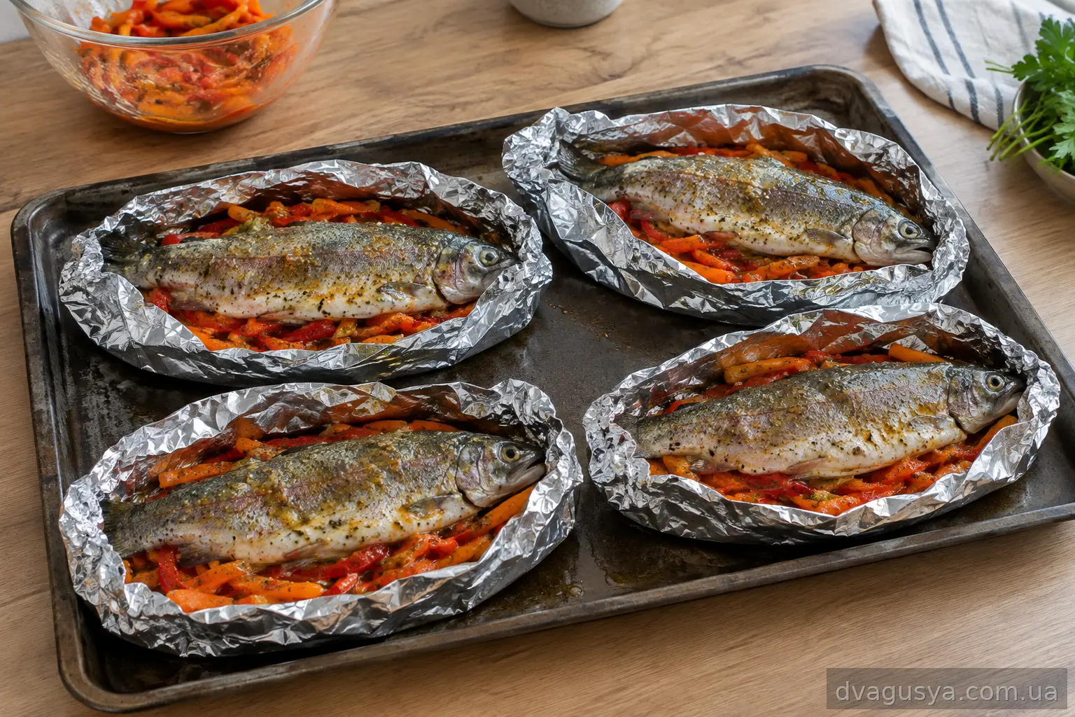 Чотири човники з фольги з овочами та замаринованою рибою на деці