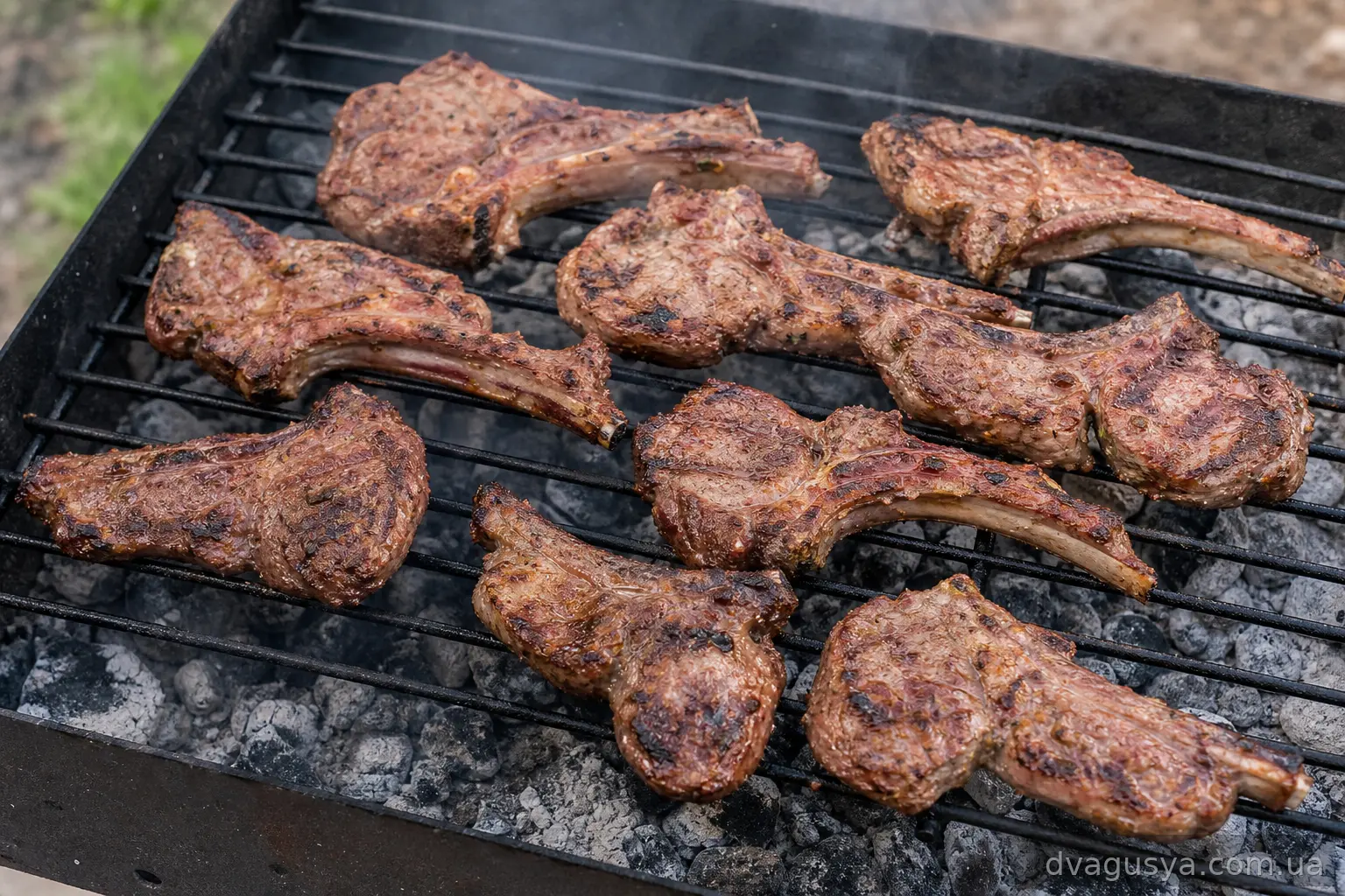 Корейка баранини на решітці над вугіллям