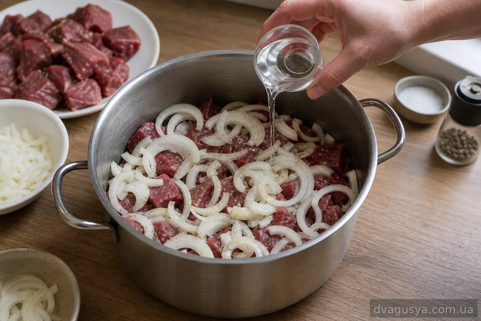 Шари м’яса та цибулі з оцтом у каструлі