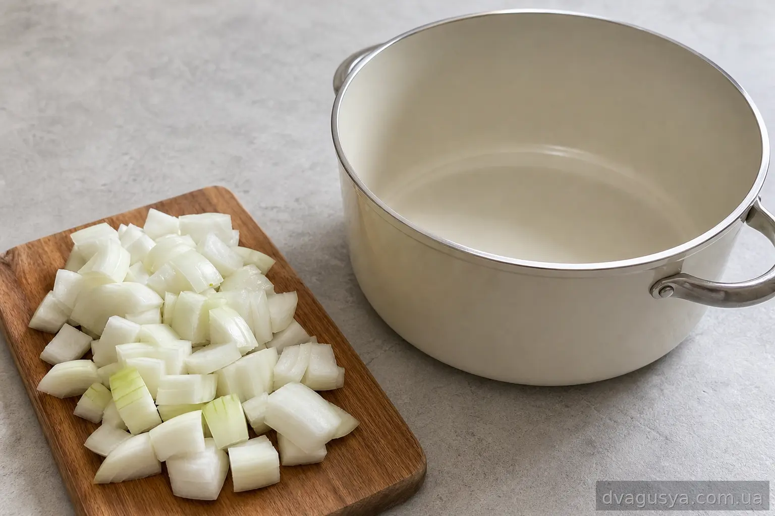 Цибуля, нарізана великими кубиками
