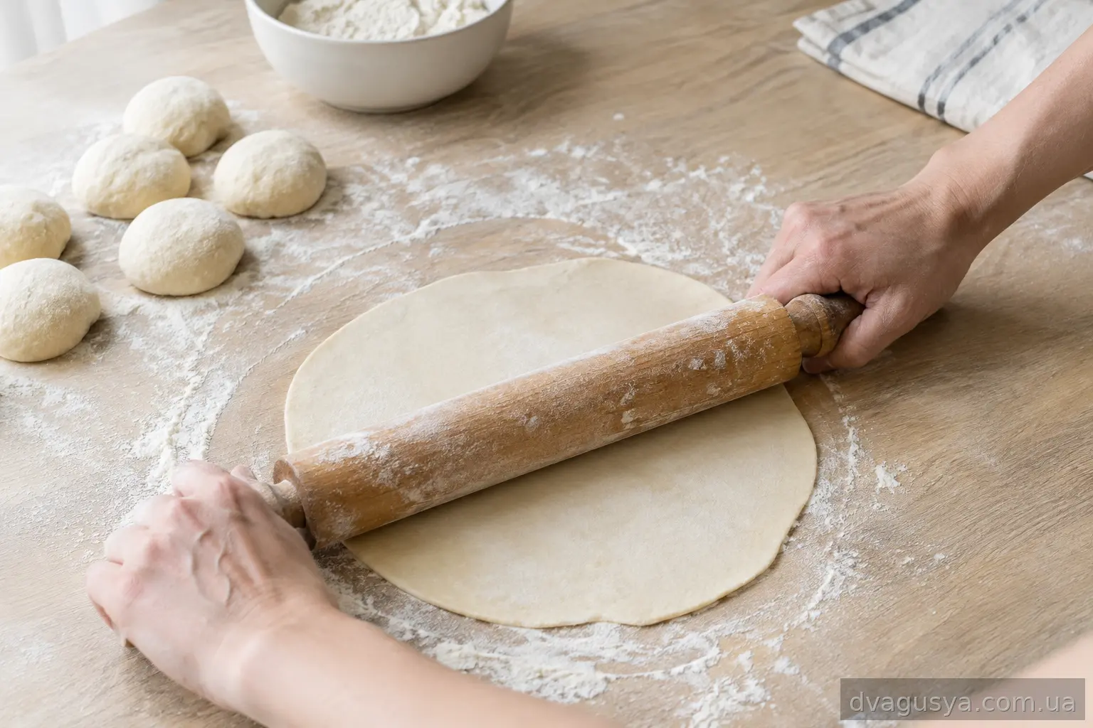 Кульку тіста розкачують у тонкий кружок