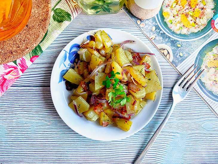 Картопля з беконом на сковороді - смачна та швидка страва без клопоту