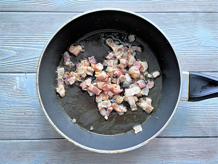 Картопля з беконом на сковороді - смачна та швидка страва без клопоту