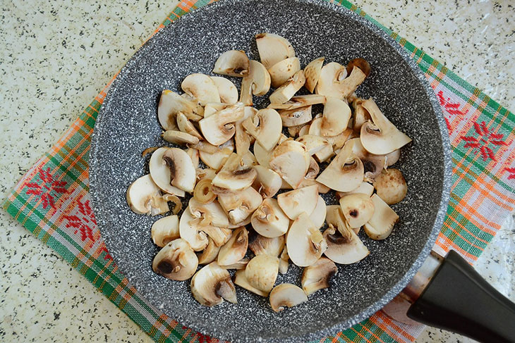 Жюльєн з куркою та печерицями - смачна і проста страва