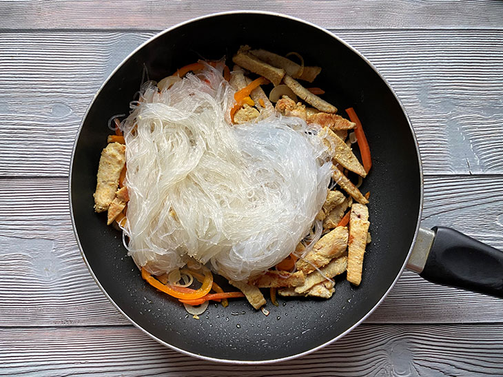 Салат з фунчозою та куркою - смачна азіатська страва
