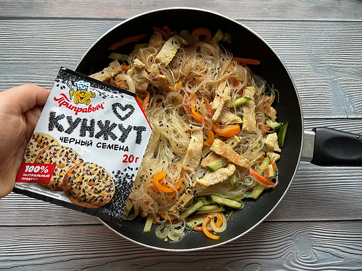 Салат з фунчозою та куркою - смачна азіатська страва