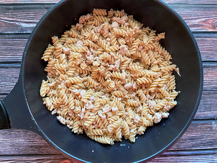 Макарони по-флотськи з фаршем та бульйоном - просто, ситно та смачно