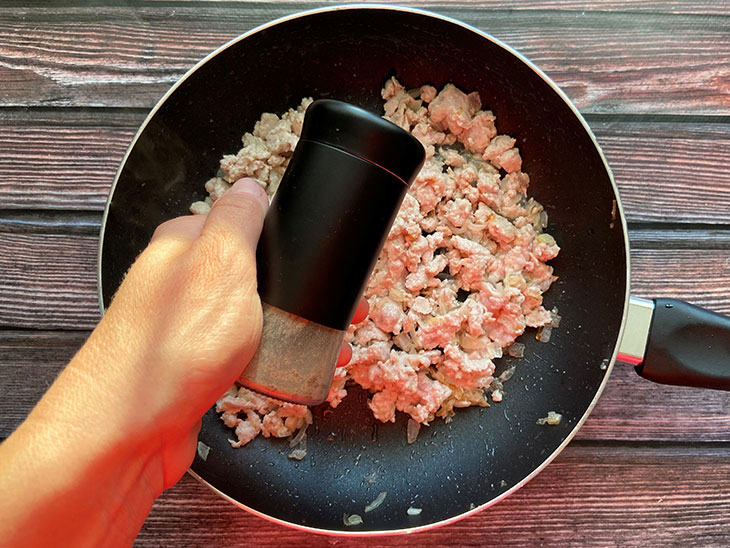 Макарони по-флотськи з фаршем та бульйоном - просто, ситно та смачно
