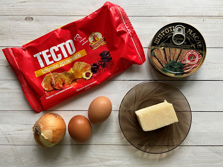 Закусочні шари зі шпротами, цибулею та яйцем - простий та смачний рецепт