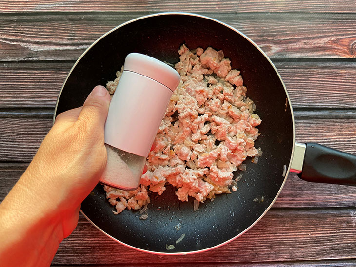 Макарони по-флотськи з фаршем та бульйоном - просто, ситно та смачно