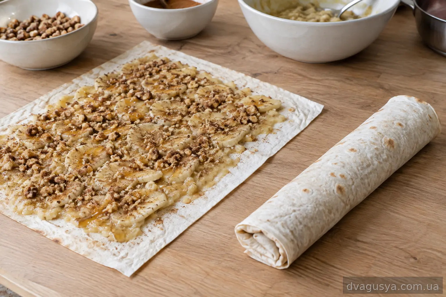 Скручений солодкий рулет з бананом, медом і горіхами