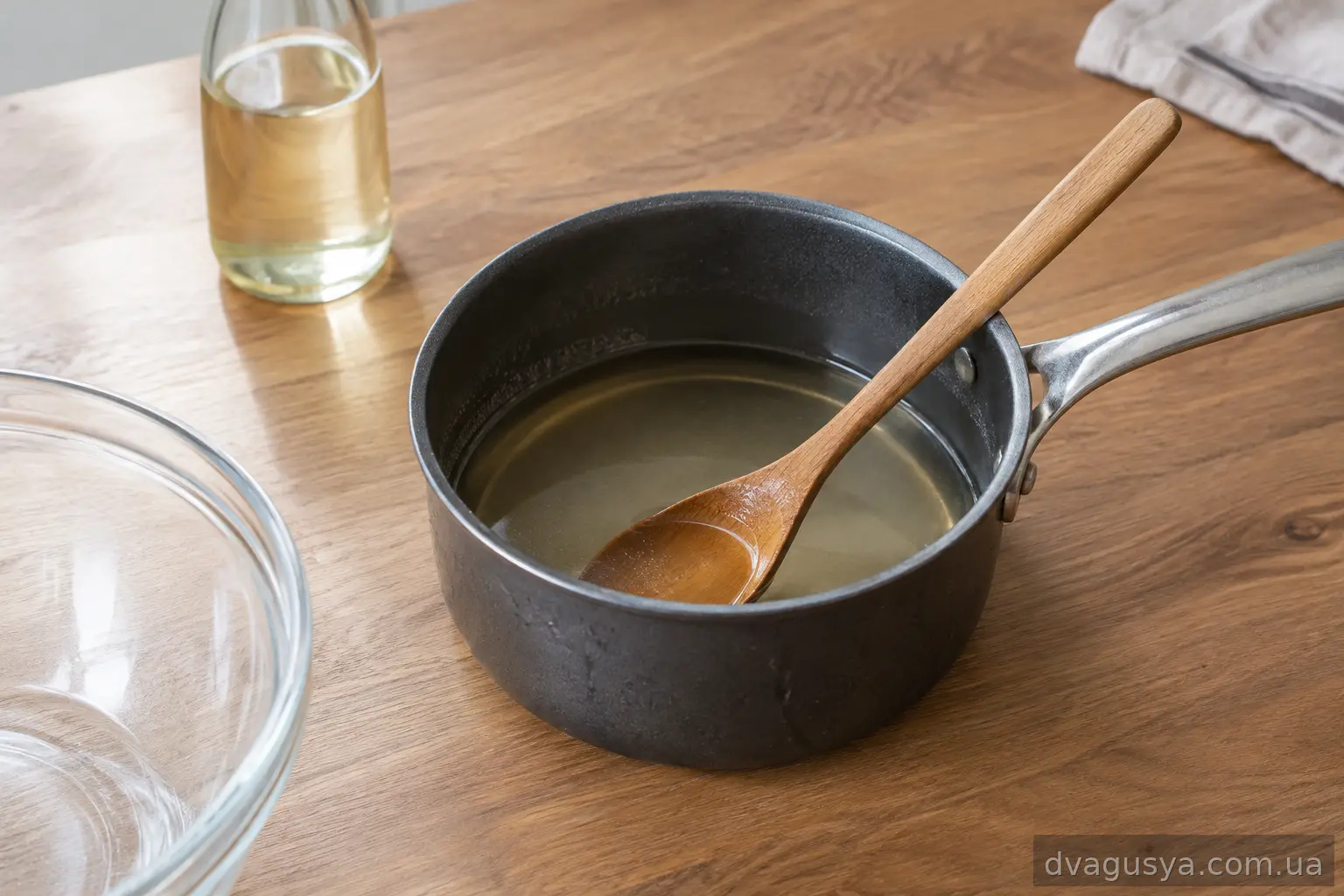 Уксусная заправка с растворенными сахаром и солью