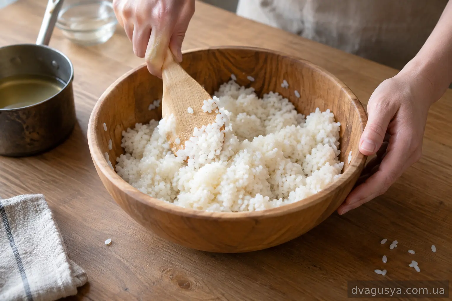 Заправленный уксусной смесью рис в широкой миске
