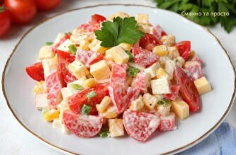 Салат з ковбасним сиром і крабовими паличками: рецепт з помідорами, який приємно здивує